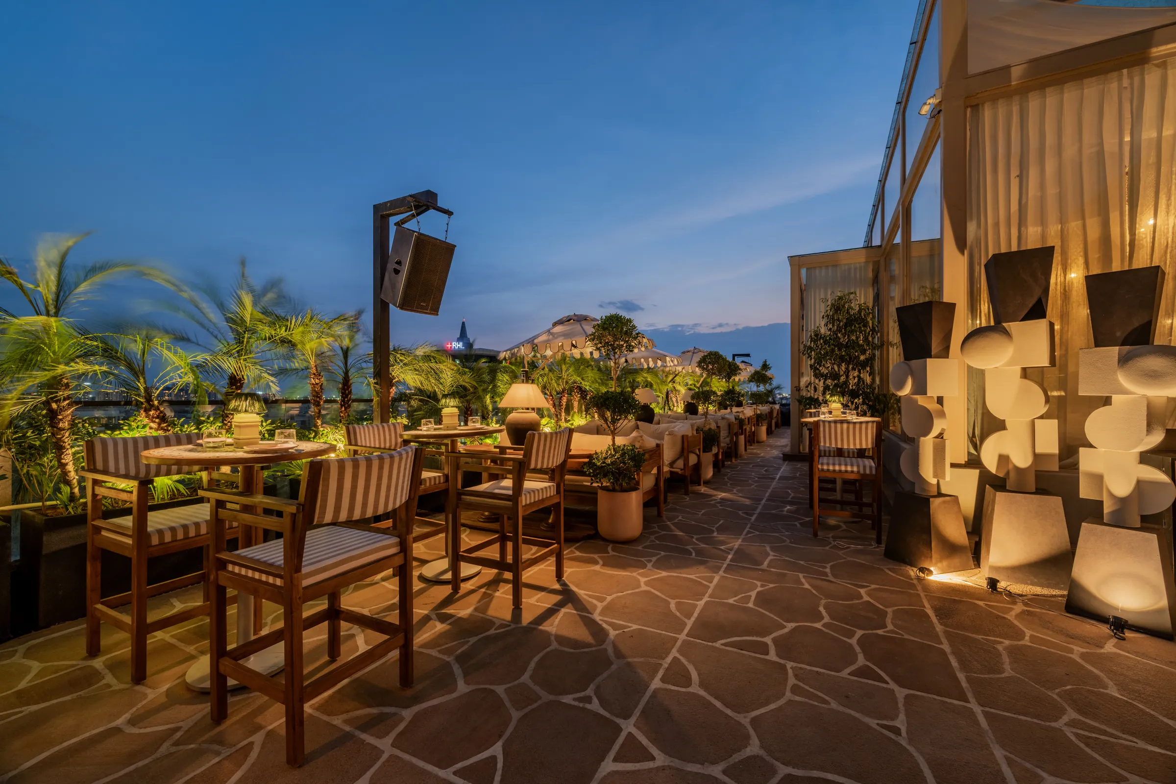 Terrace dining under the open sky